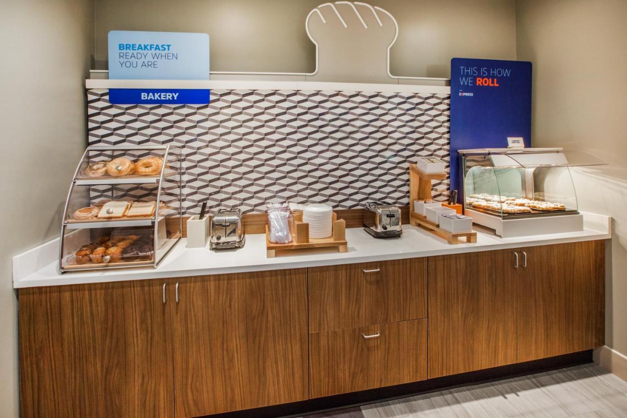Holiday Inn Express & Suites - Madison West - Middleton By Ihg Buitenkant foto