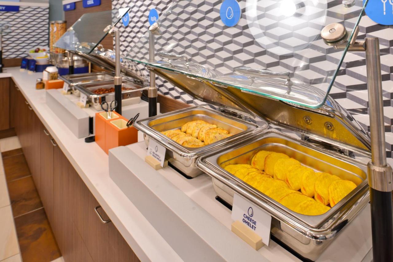 Holiday Inn Express & Suites - Madison West - Middleton By Ihg Buitenkant foto