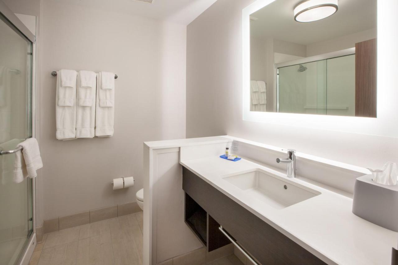 Holiday Inn Express & Suites - Madison West - Middleton By Ihg Buitenkant foto