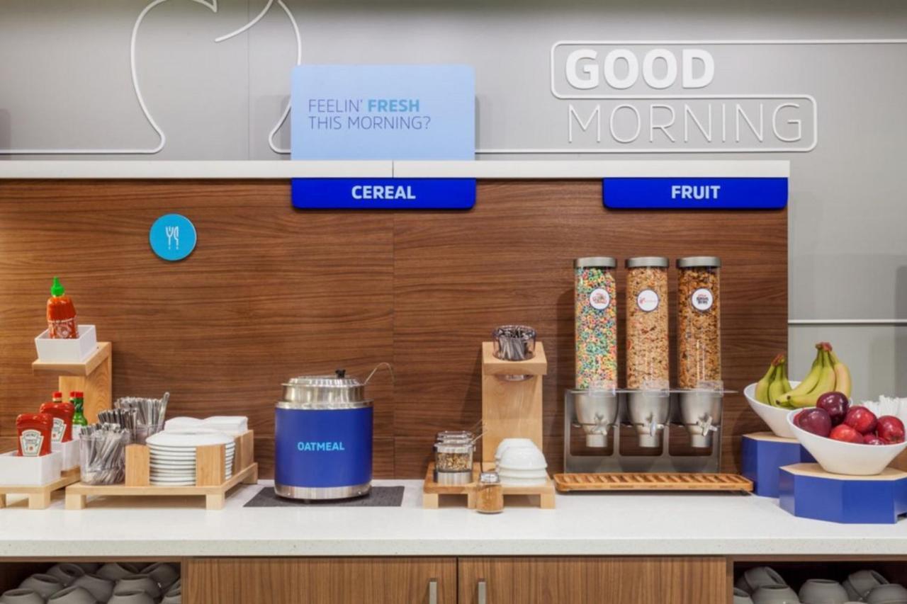 Holiday Inn Express & Suites - Madison West - Middleton By Ihg Buitenkant foto