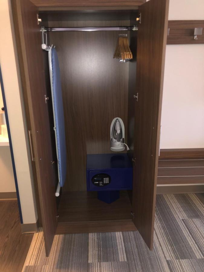 Holiday Inn Express & Suites - Madison West - Middleton By Ihg Buitenkant foto