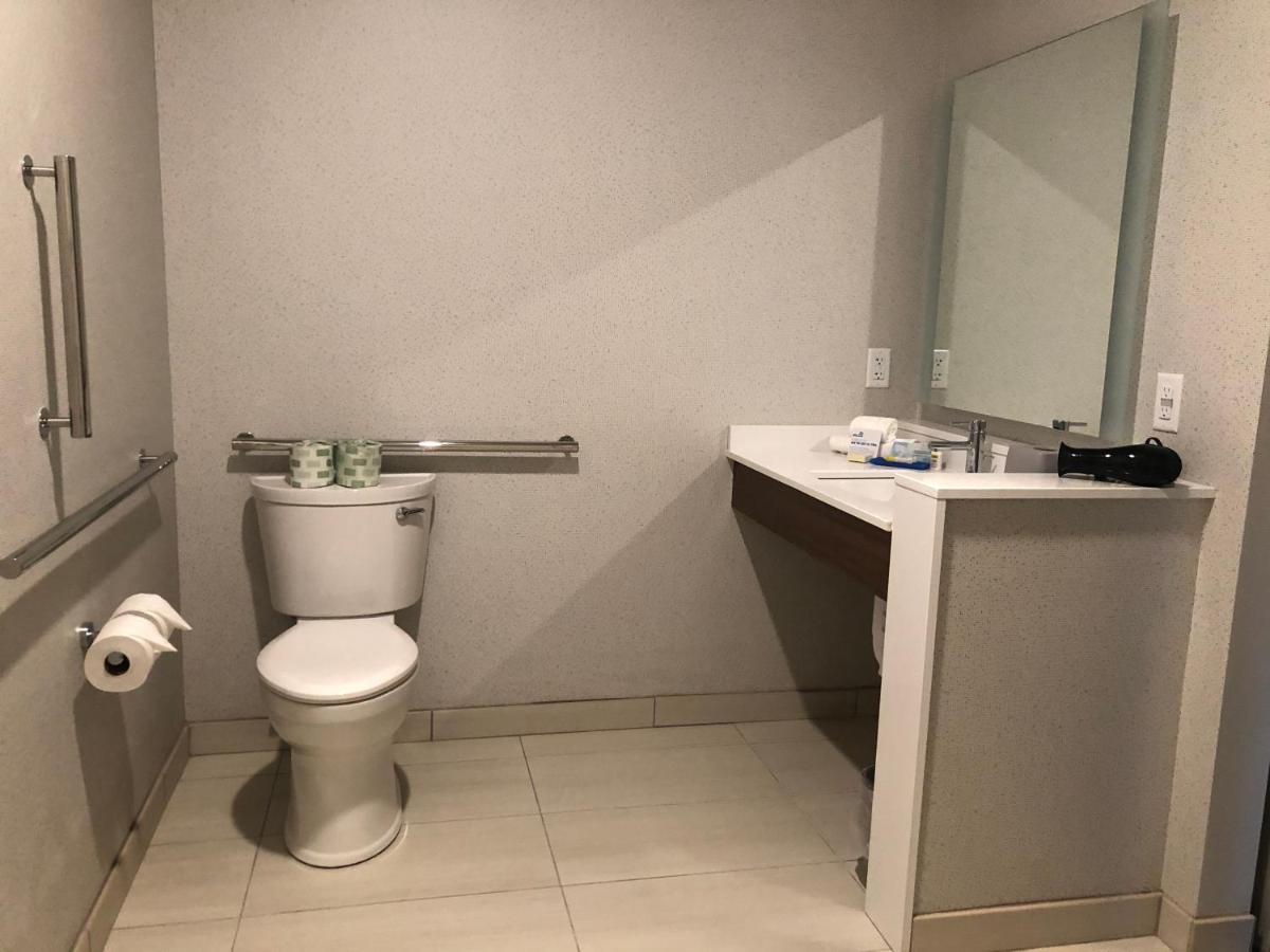 Holiday Inn Express & Suites - Madison West - Middleton By Ihg Buitenkant foto