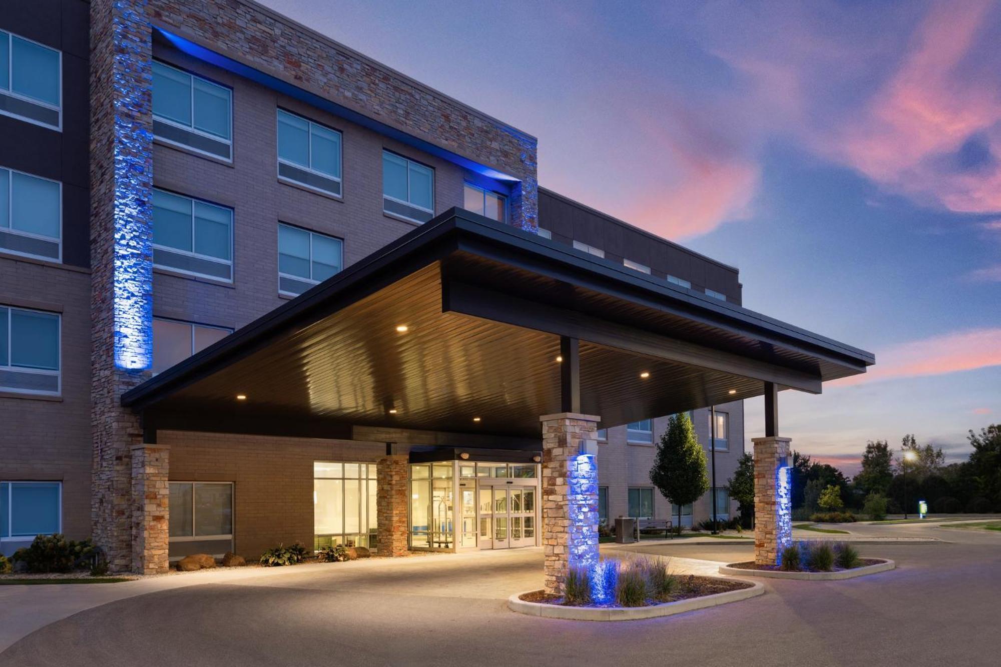 Holiday Inn Express & Suites - Madison West - Middleton By Ihg Buitenkant foto